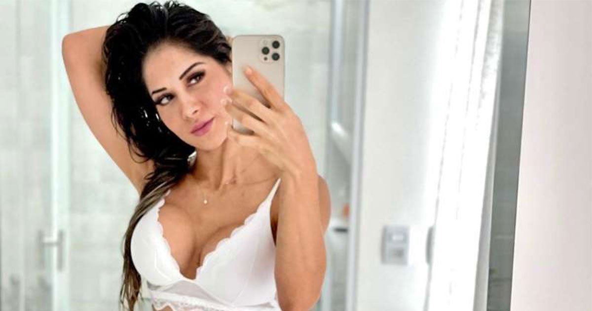 De lingerie, Mayra Cardi deixa curvas à mostra e dispara: "Você nunca será o bastante para quem só tem metade para si" 1 De lingerie, Mayra Cardi deixa curvas à mostra.
