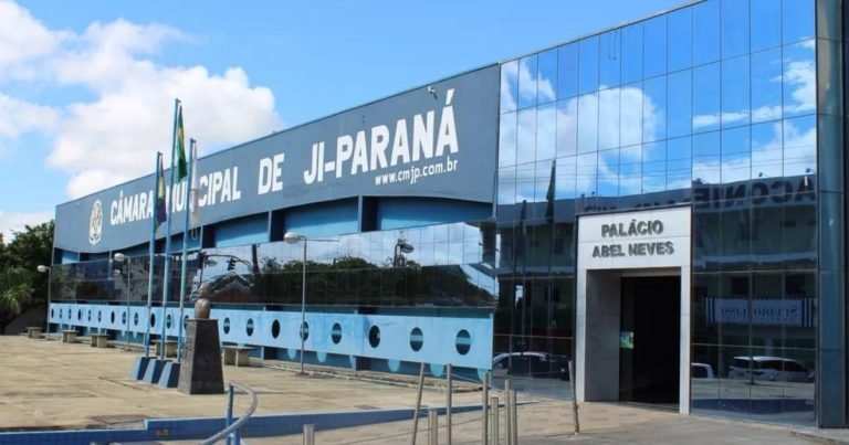 Projeto de lei para aumentar salário de prefeito para R$ 24 mil é alvo de protestos de moradores de Ji-Paraná, RO