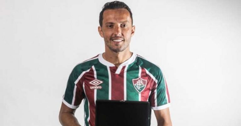 Nenê, do Fluminense, recebe da CBF placa por ter feito gol mais bonito da primeira fase da Copa do Brasil