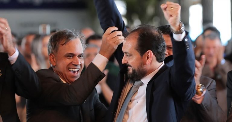 Presidente da ALE/RO Laerte, passa mão na cabeça de deputado que bate em mulher