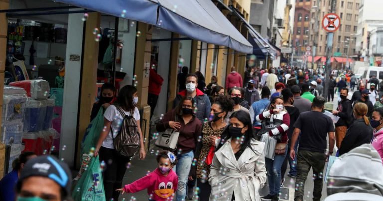 Só 12 em cada 100 brasileiros ficaram em isolamento em outubro, mostra IBGE