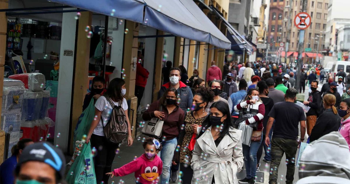 Só 12 em cada 100 brasileiros ficaram em isolamento em outubro, mostra IBGE