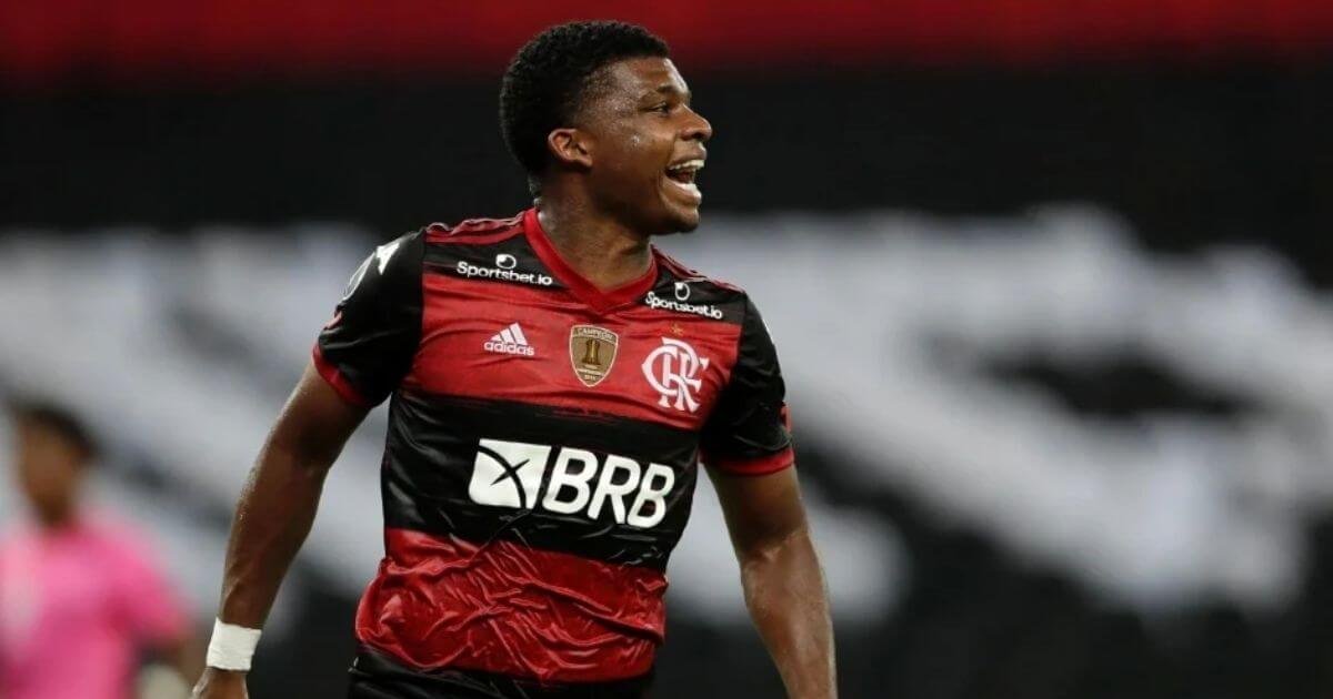Jogador Lincoln com a camisa do Flamento
