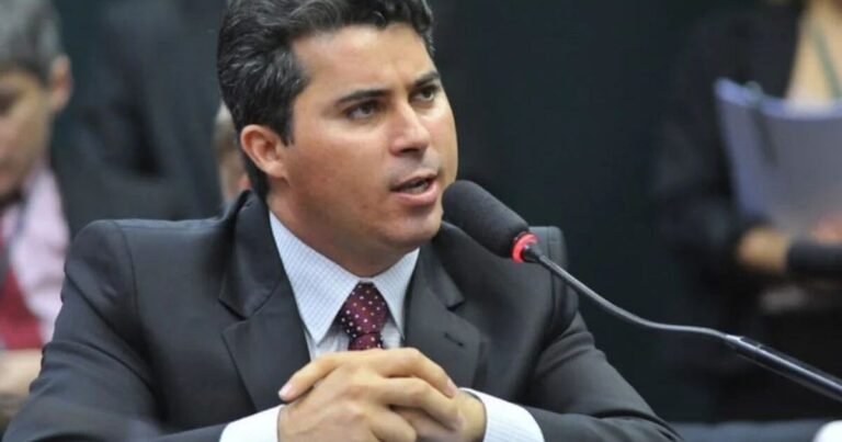 Senador usa cota parlamentar para alugar imóvel de ex-mulher