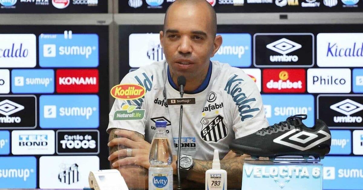 Diego Tardelli tem carro apedrejado e é ameaçado por santistas: 'Cena de terror' 1 Diego Tardelli tem carro apedrejado e é ameaçado por santistas: 'Cena de terror'