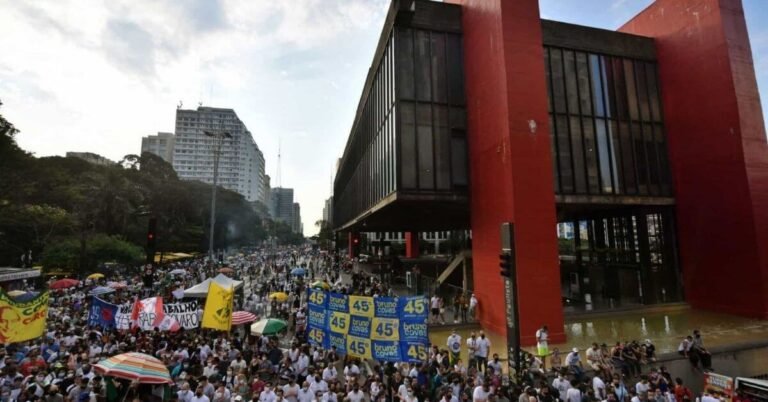 Protesto em Brasília teve como principal bandeira impeachment de Bolsonaro