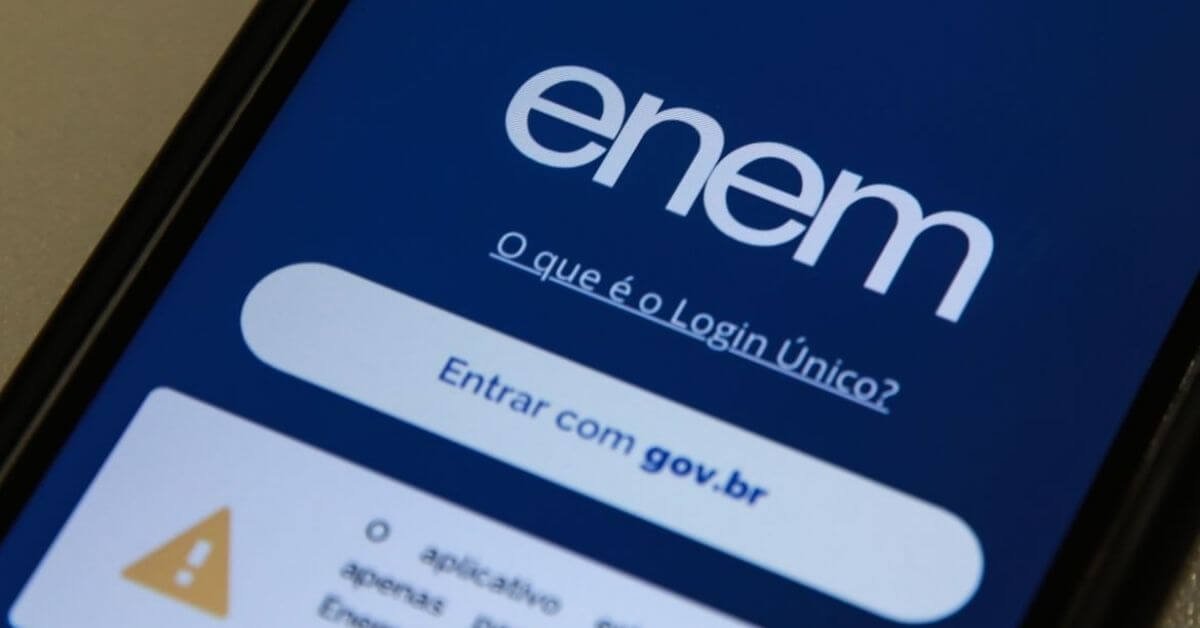 Reabertas inscrições do Enem para isentos ausentes no exame de 2020 1 Celular com aplicativo do Enem aberto
