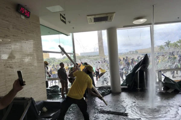 AGU pede bloqueio de R$ 6,5 mi de empresas que financiaram atos de 8/1