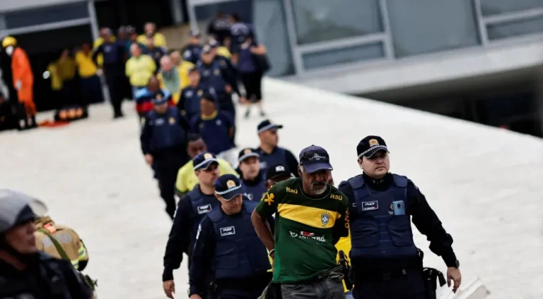 PRF apreende quase 80 ônibus por envolvimento nos atos criminosos em Brasília