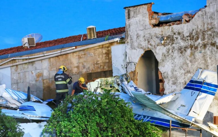 Avião cai sobre casas e deixa mortos e feridos em Goiânia