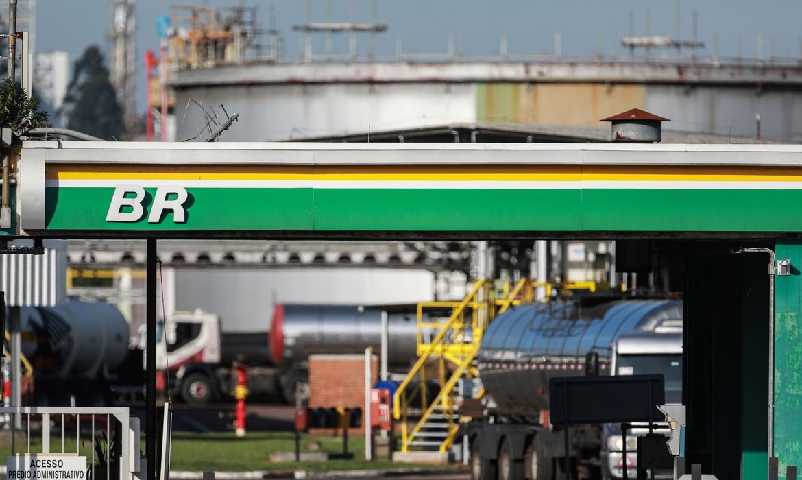 Preço do diesel cai R$ 0,18 nas distribuidoras, nesta quinta-feira 1 Preço do diesel cai R$ 0,18 nas distribuidoras, nesta quinta-feira