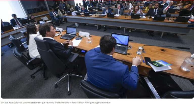 CPI dos Atos Golpistas aprova relatório final, e pede indiciamento de Bolsonaro e mais 60