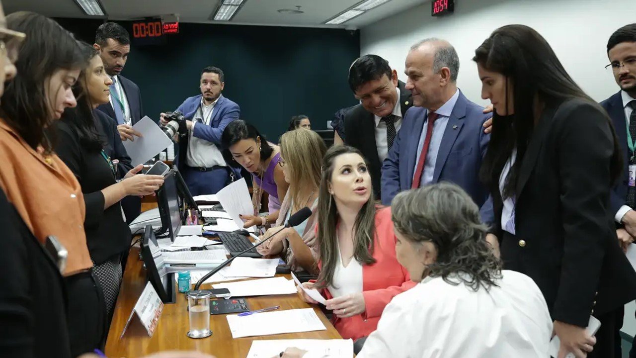 POLÊMICA: CCJ da Câmara adia votação de PEC que proíbe o aborto legal 1 POLÊMICA: CCJ da Câmara adia votação de PEC que proíbe o aborto legal