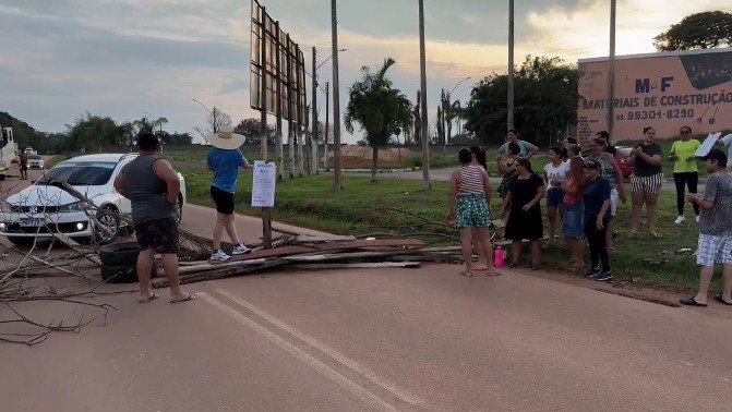 PROTESTO: Há quatro meses sem água, moradores do Grenville interditam Estrada da Penal