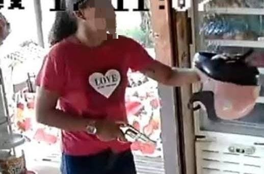 OUSADA: Mulher invade farmácia, saca arma da bolsa e foge com todo o dinheiro do caixa