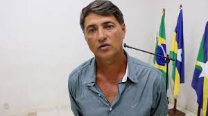 URGENTE: Ex-prefeito é executado a tiros dentro de caminhonete em avenida